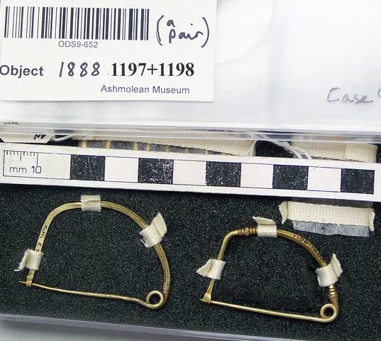 Bow-shaped gold fibula - image 1