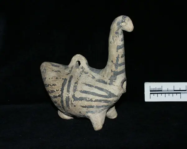 White Painted bird-shaped figurine - image 1