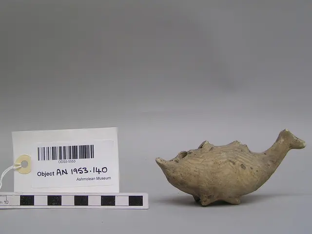White Painted zoomorphic vase - image 1