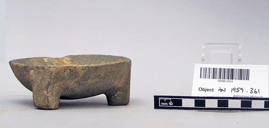 Tripod stone mortar - image 1