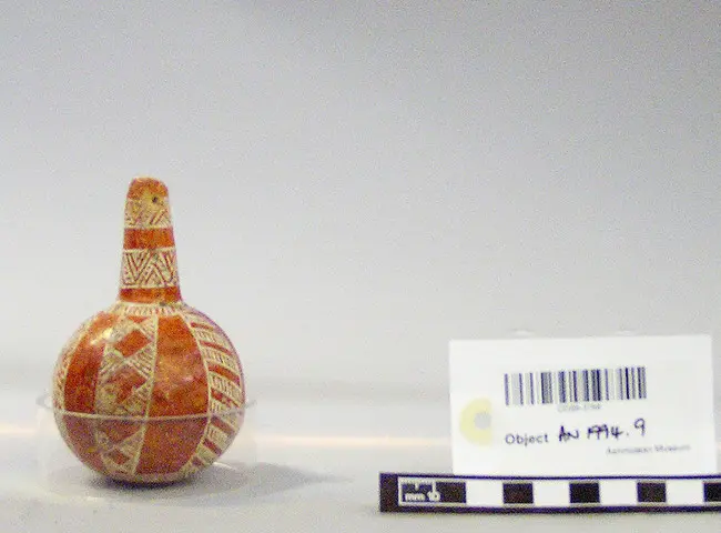 Red Polished gourd-shaped flask - image 1