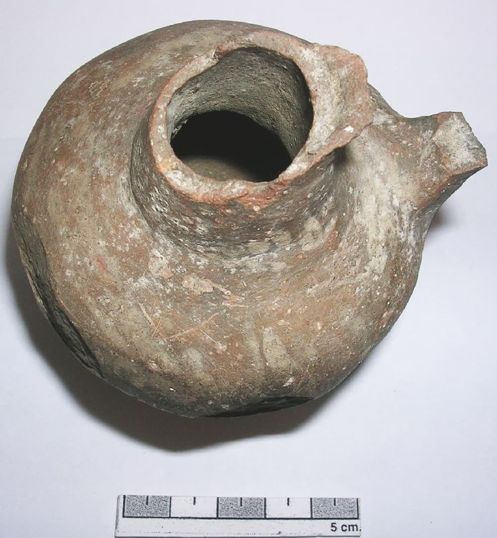 Broken jug - image 1