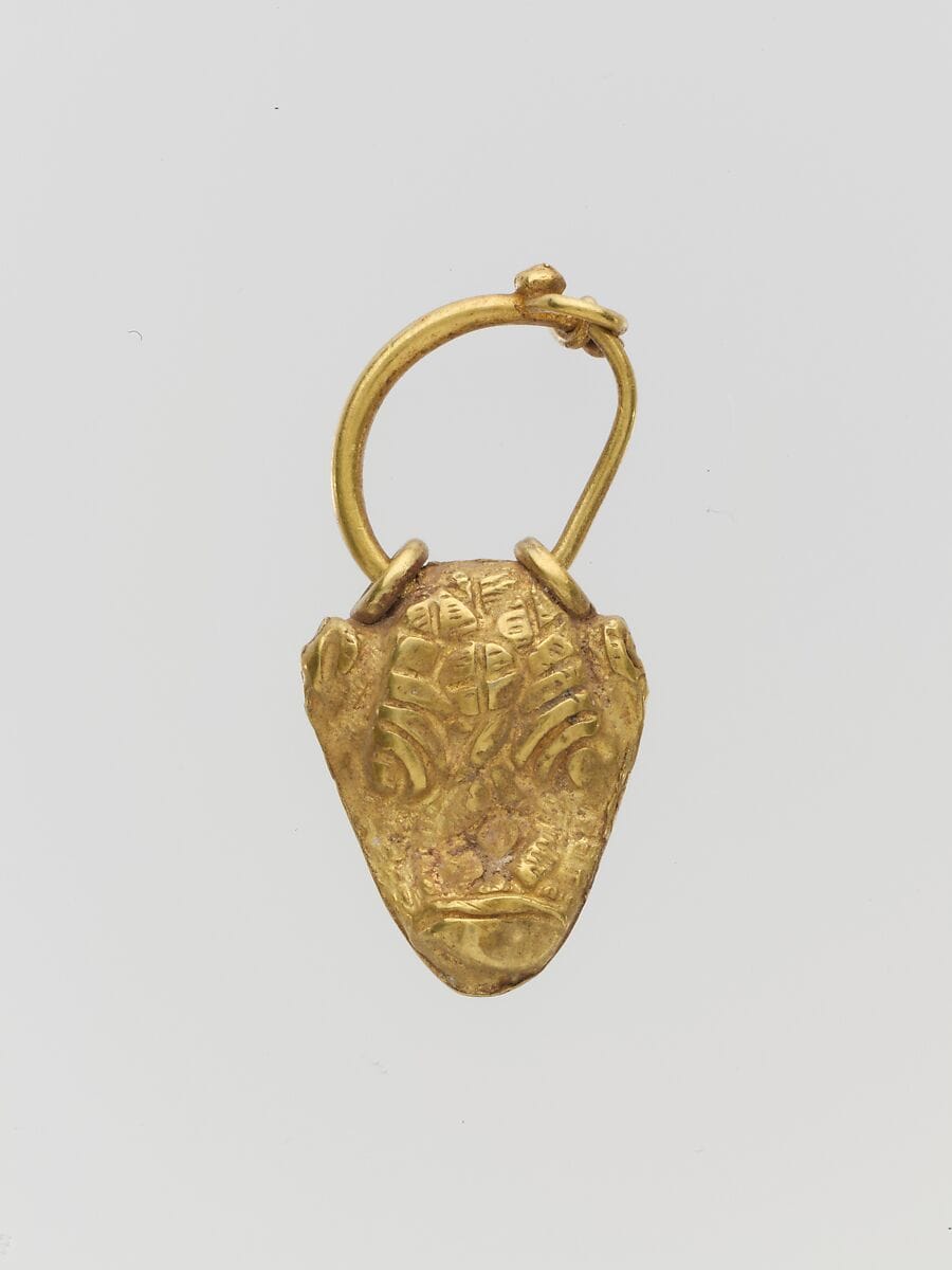 Gold pendant in the form of a bull's head - image 1