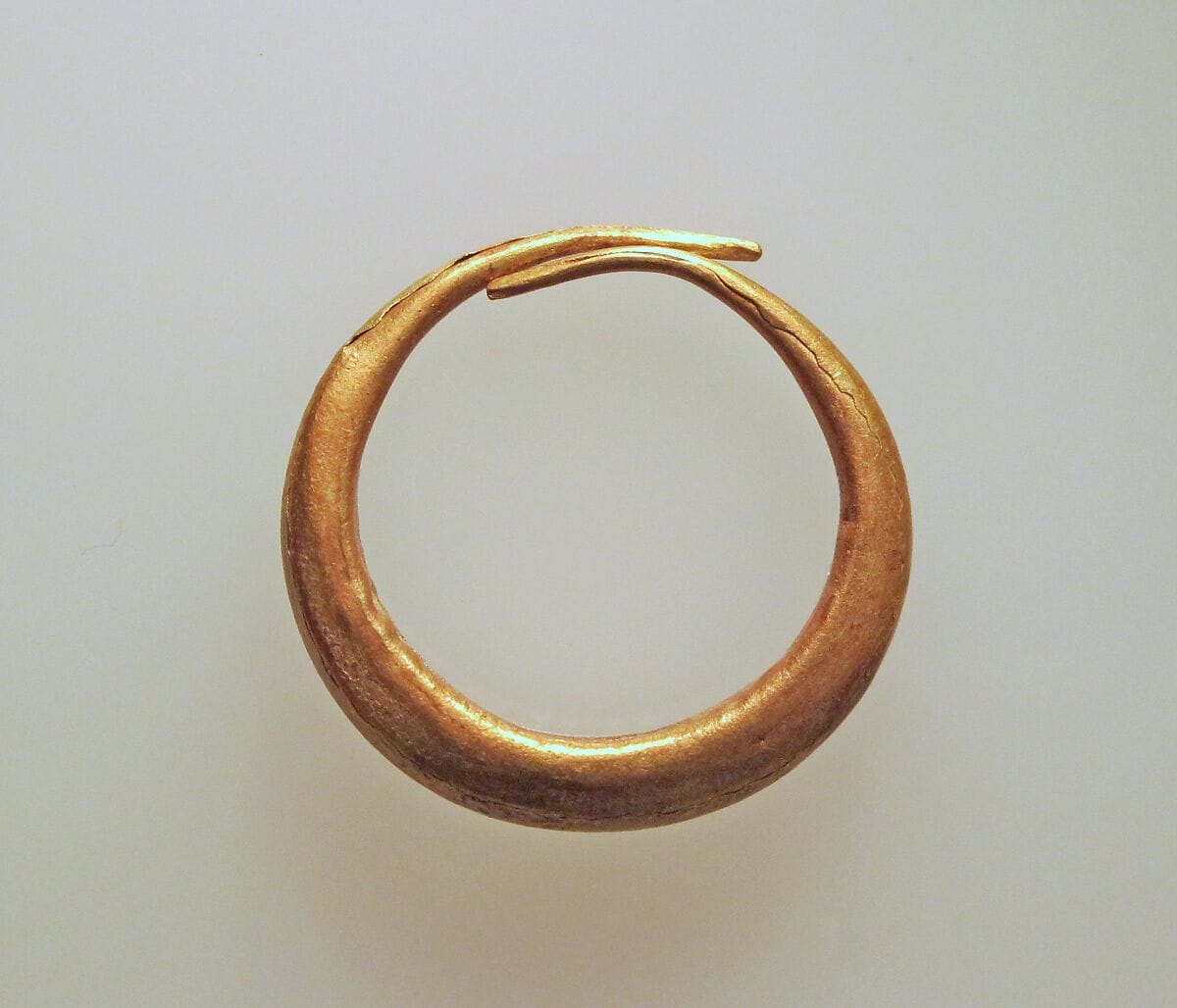 Earring of simple form - image 1