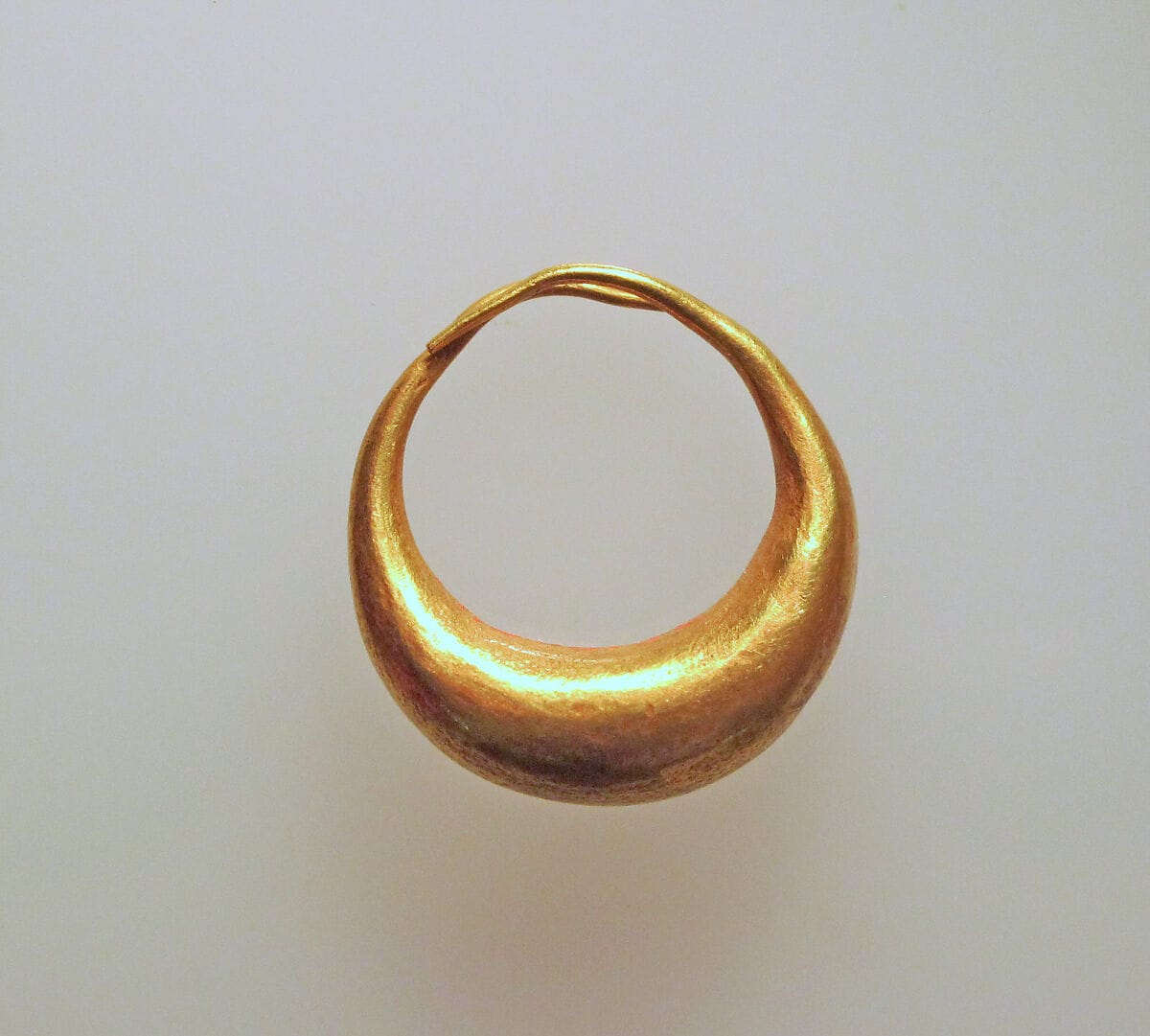 Earring of simple form - image 1