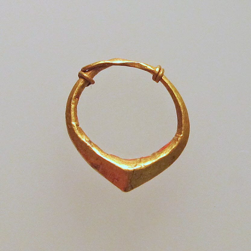 Earring of simple form - image 1