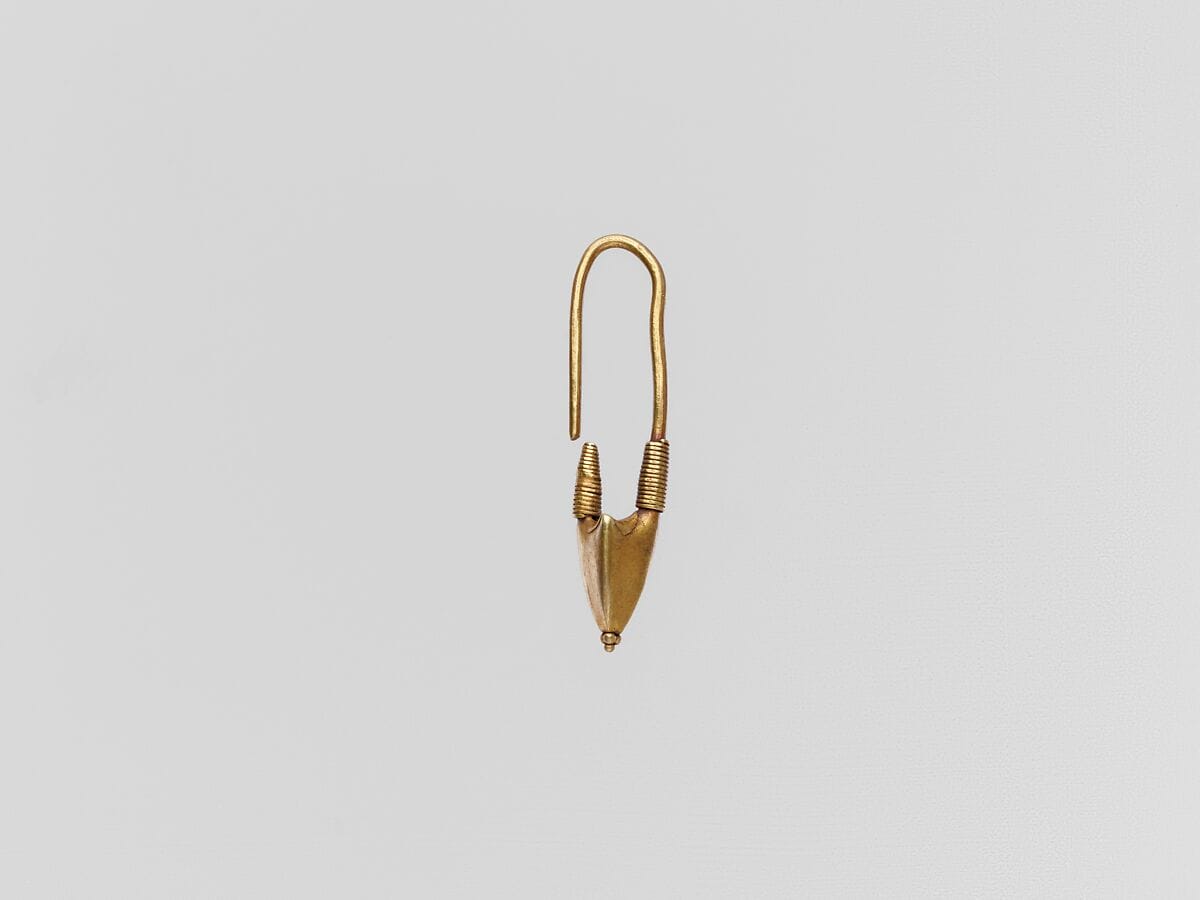 Gold earring with elongated body - image 1