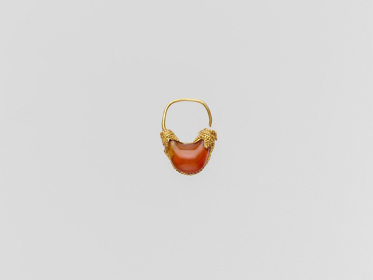 Gold and carnelian boat-shaped earring - image 1