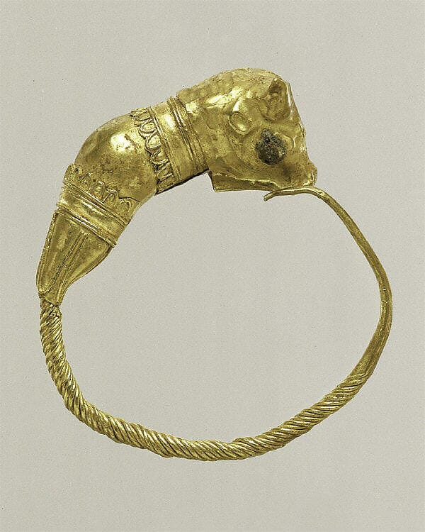 Gold earring - image 1