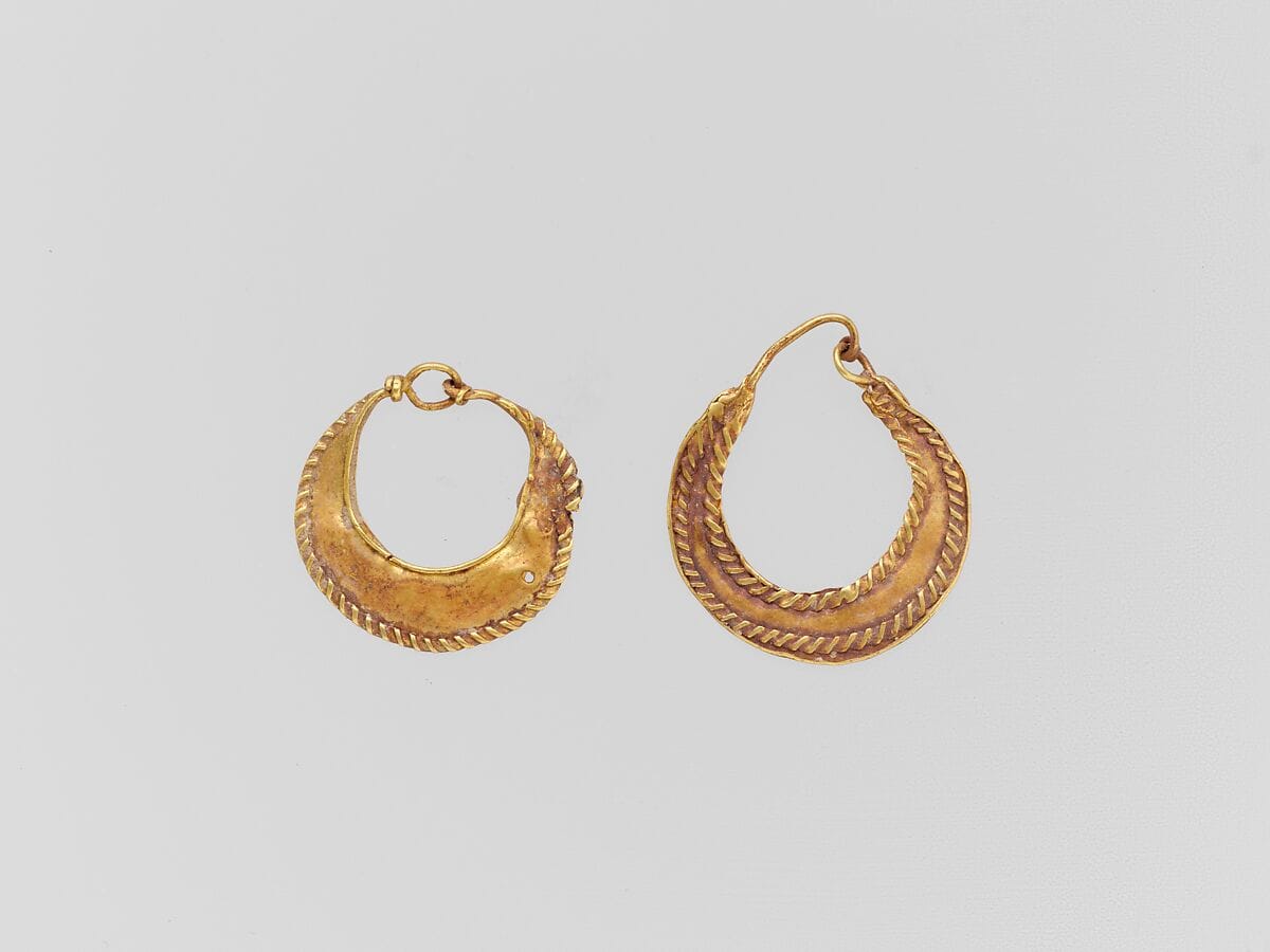 Gold crescent-shaped earring - image 1