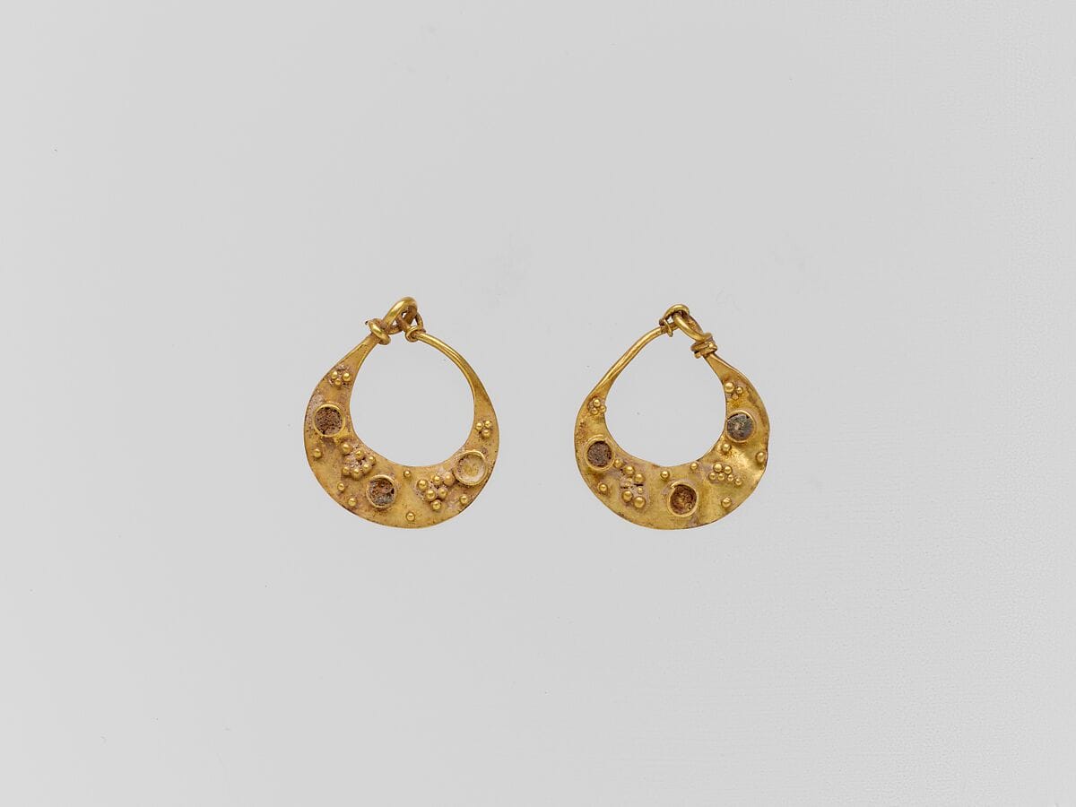 Gold crescent-shaped earring - image 1