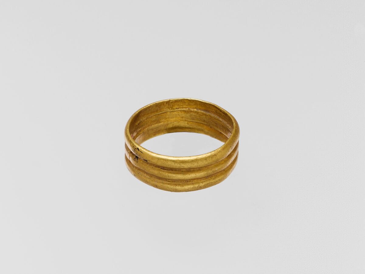 Gold ring with three horizontal ribs - image 1