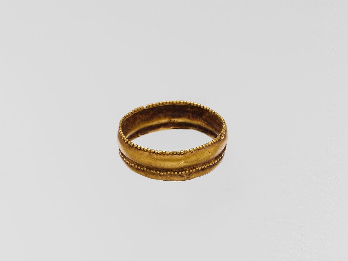 Gold ring with two horizontal ribs - image 1