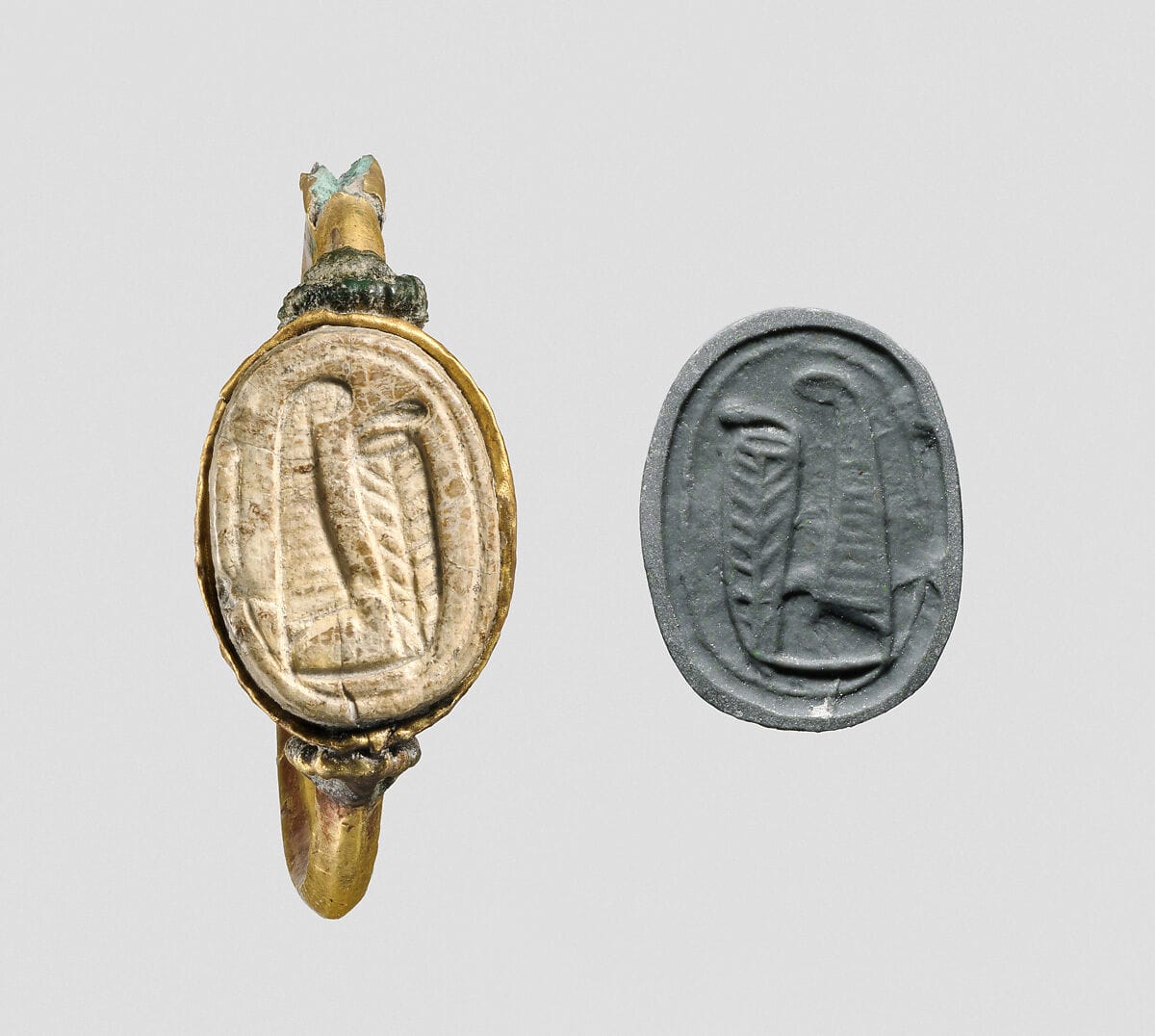 Gold ring with glass scarab - image 1