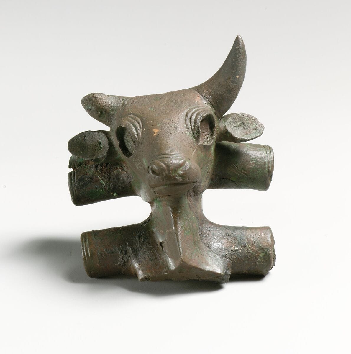 Bronze bull's head - image 1