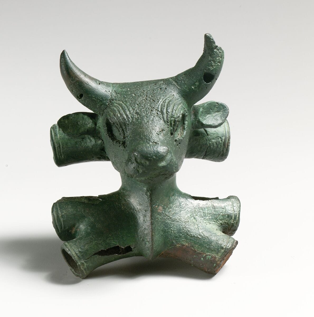 Bronze bull's head - image 1